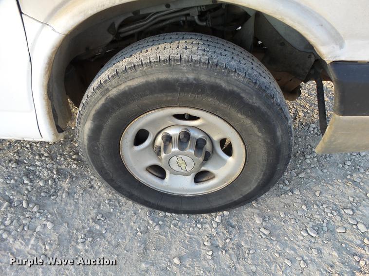 image for item L3447 2006 Chevrolet Express 3500 van