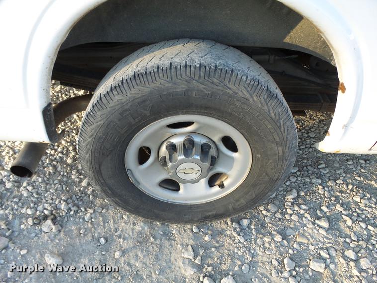 image for item L3447 2006 Chevrolet Express 3500 van