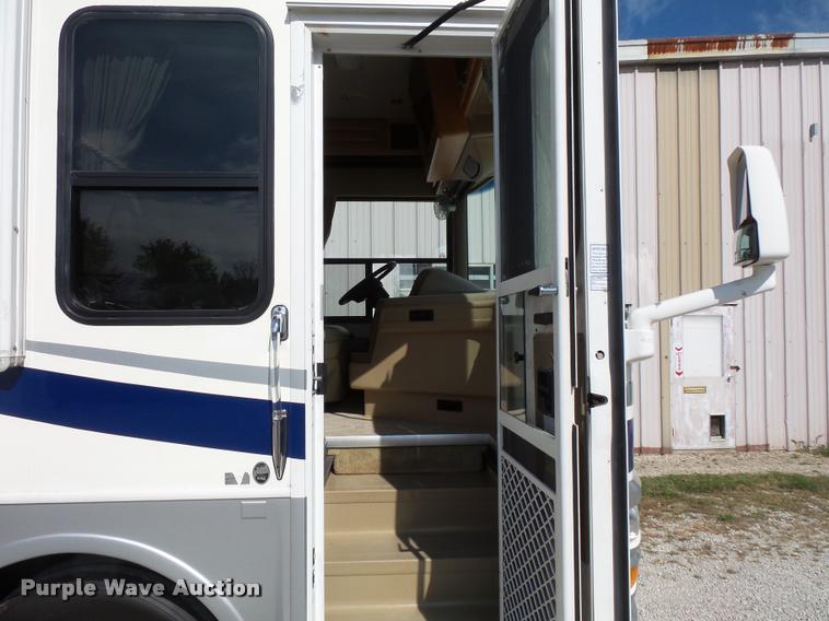 image for item L3553 2005 Tropi Cal RV