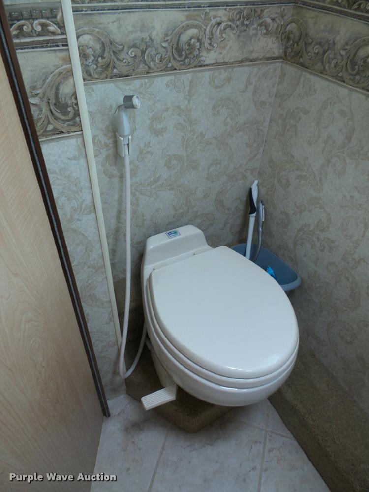 image for item L3553 2005 Tropi Cal RV