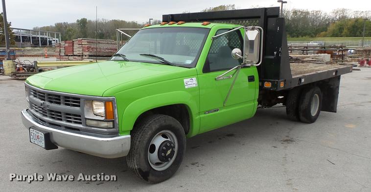 image for item L3559 2000 Chevrolet 3500 flatbed pickup truck