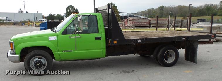 image for item L3559 2000 Chevrolet 3500 flatbed pickup truck