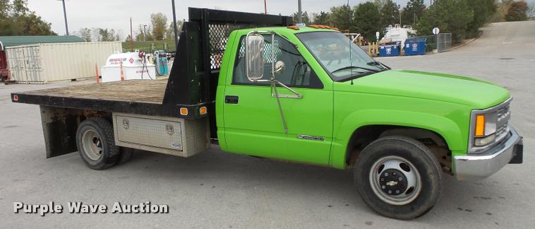 image for item L3559 2000 Chevrolet 3500 flatbed pickup truck