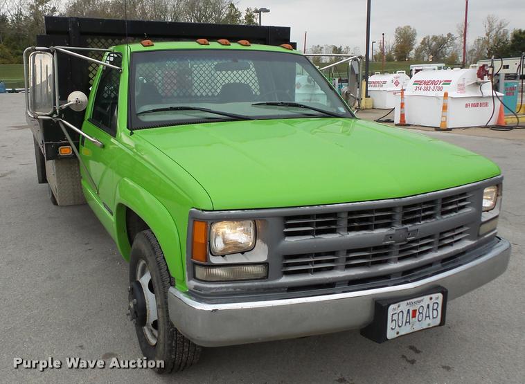 image for item L3559 2000 Chevrolet 3500 flatbed pickup truck