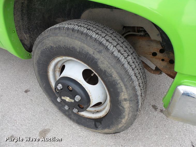 image for item L3559 2000 Chevrolet 3500 flatbed pickup truck