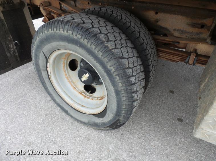 image for item L3559 2000 Chevrolet 3500 flatbed pickup truck