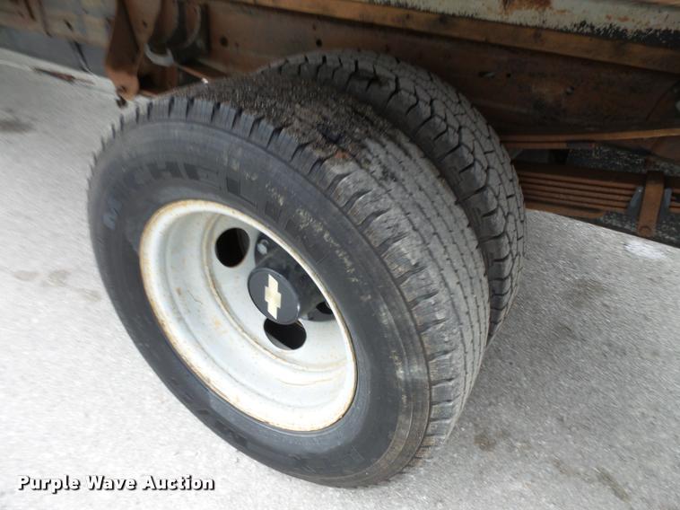 image for item L3559 2000 Chevrolet 3500 flatbed pickup truck