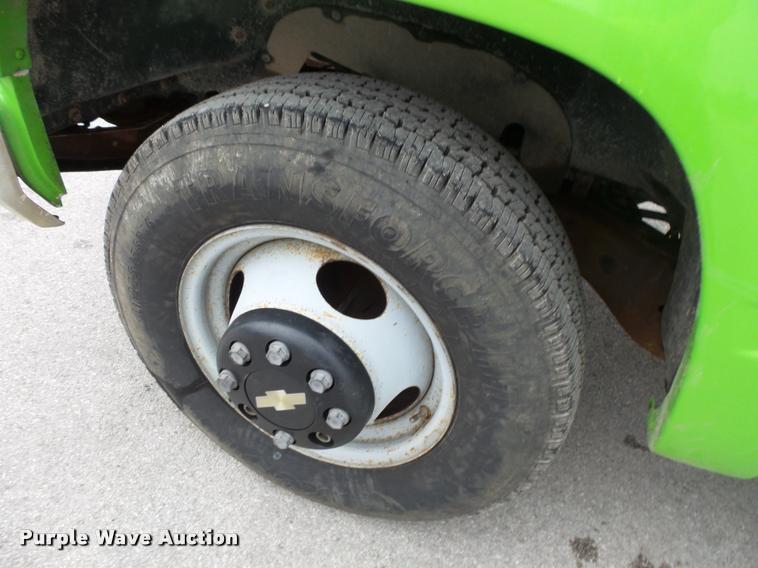 image for item L3559 2000 Chevrolet 3500 flatbed pickup truck