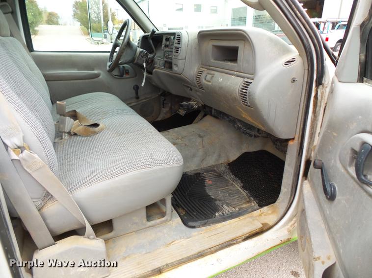 image for item L3559 2000 Chevrolet 3500 flatbed pickup truck