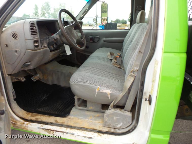 image for item L3559 2000 Chevrolet 3500 flatbed pickup truck