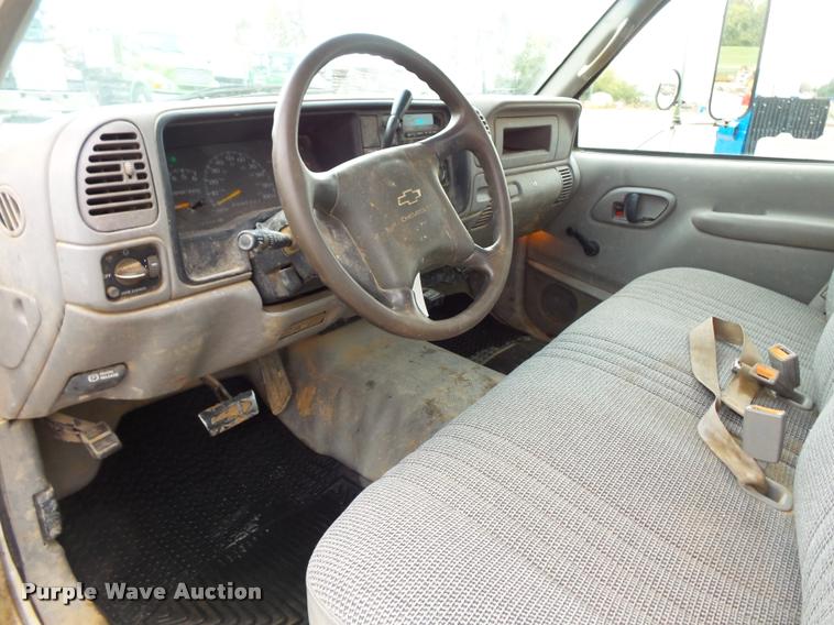 image for item L3559 2000 Chevrolet 3500 flatbed pickup truck