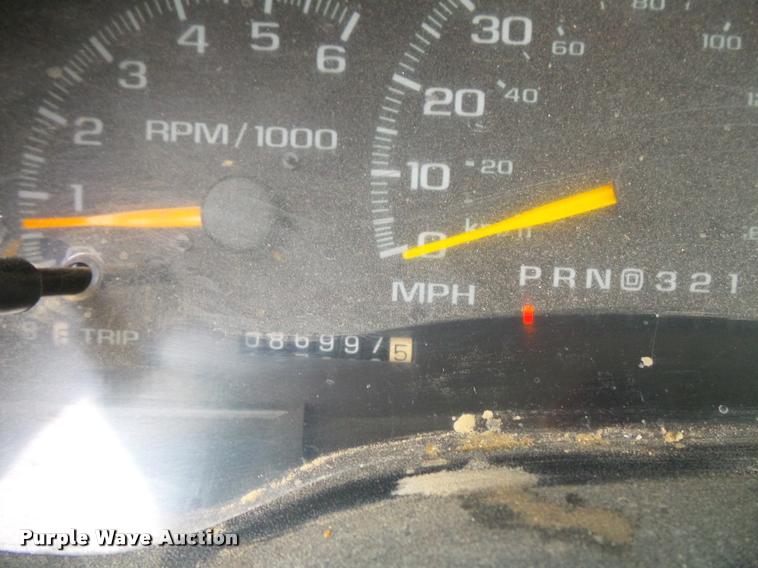 image for item L3559 2000 Chevrolet 3500 flatbed pickup truck