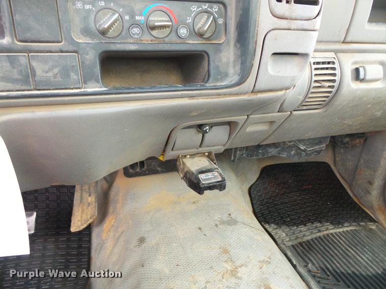 image for item L3559 2000 Chevrolet 3500 flatbed pickup truck