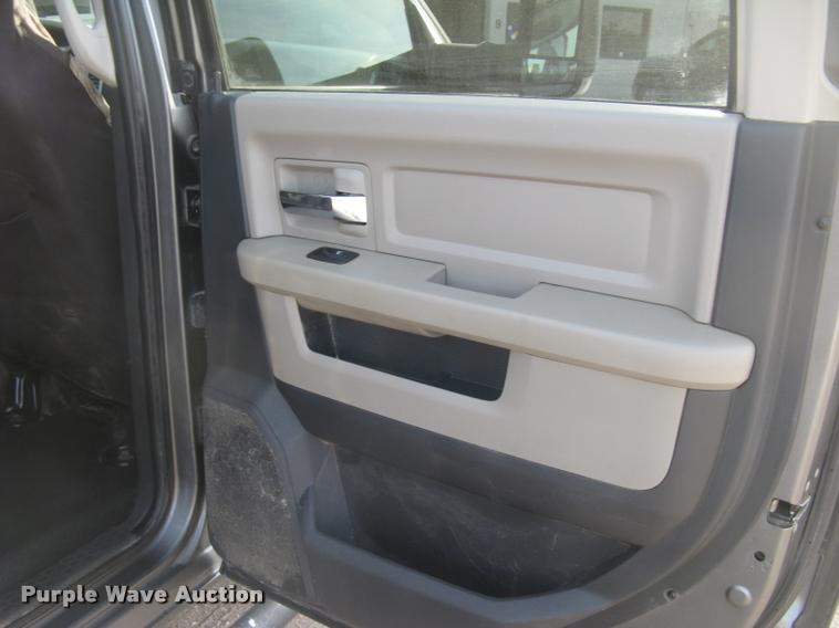 image for item L3902 2011 Dodge Ram 3500HD SLT Crew Cab flatbed pickup truck