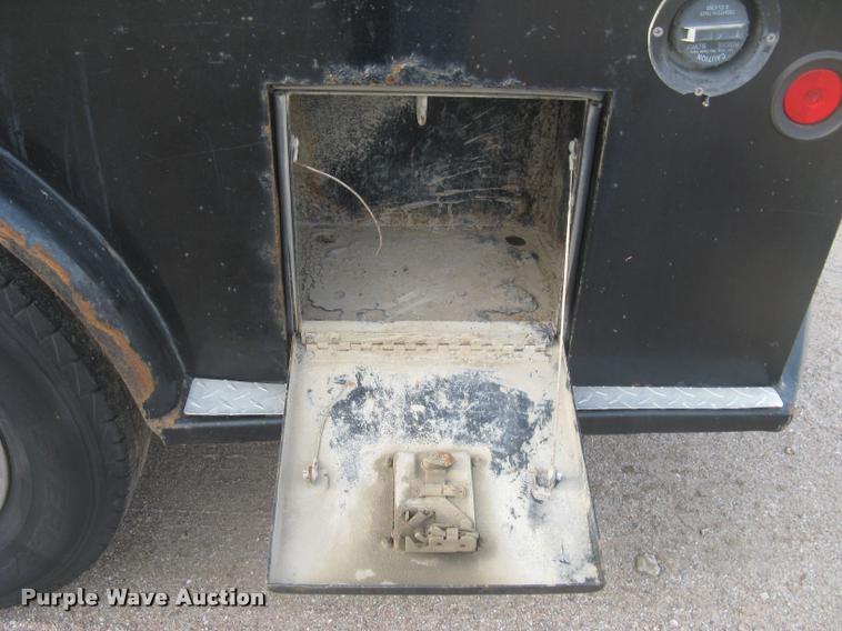 image for item L3902 2011 Dodge Ram 3500HD SLT Crew Cab flatbed pickup truck