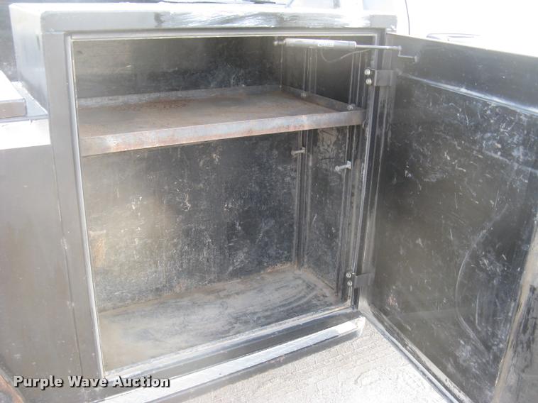 image for item L3902 2011 Dodge Ram 3500HD SLT Crew Cab flatbed pickup truck