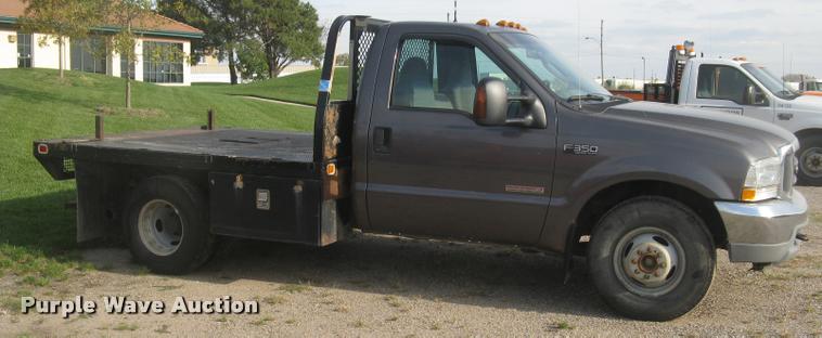 image for item L3903 2004 Ford F350 Super Duty XLT flatbed pickup truck