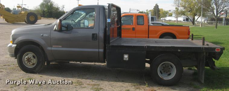 image for item L3903 2004 Ford F350 Super Duty XLT flatbed pickup truck
