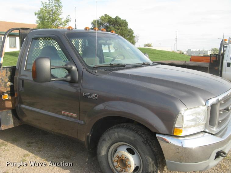 image for item L3903 2004 Ford F350 Super Duty XLT flatbed pickup truck