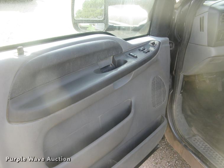 image for item L3903 2004 Ford F350 Super Duty XLT flatbed pickup truck