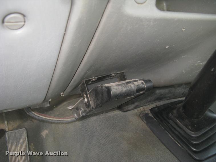 image for item L3903 2004 Ford F350 Super Duty XLT flatbed pickup truck