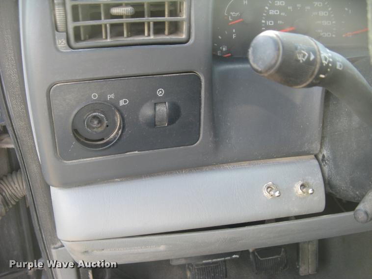 image for item L3903 2004 Ford F350 Super Duty XLT flatbed pickup truck