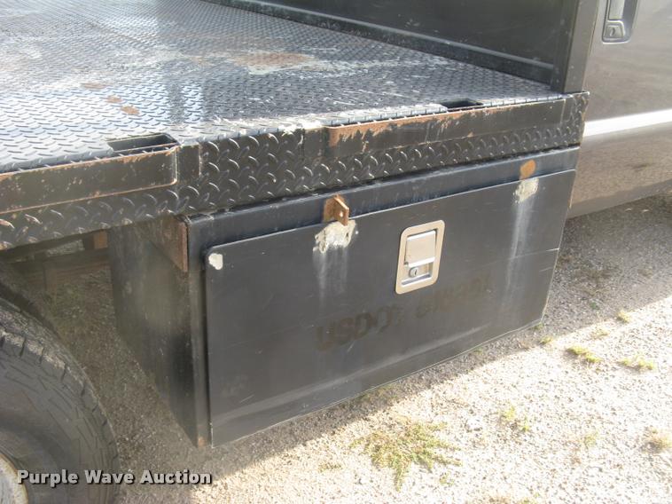 image for item L3903 2004 Ford F350 Super Duty XLT flatbed pickup truck