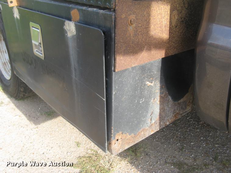 image for item L3903 2004 Ford F350 Super Duty XLT flatbed pickup truck