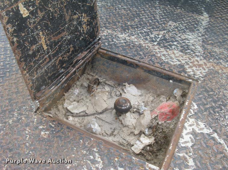 image for item L3903 2004 Ford F350 Super Duty XLT flatbed pickup truck