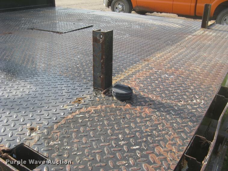 image for item L3903 2004 Ford F350 Super Duty XLT flatbed pickup truck