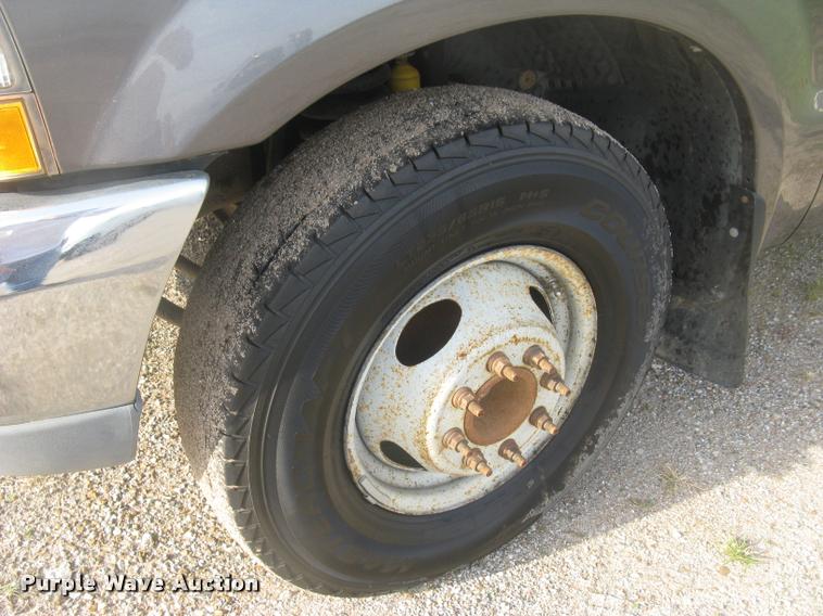 image for item L3903 2004 Ford F350 Super Duty XLT flatbed pickup truck