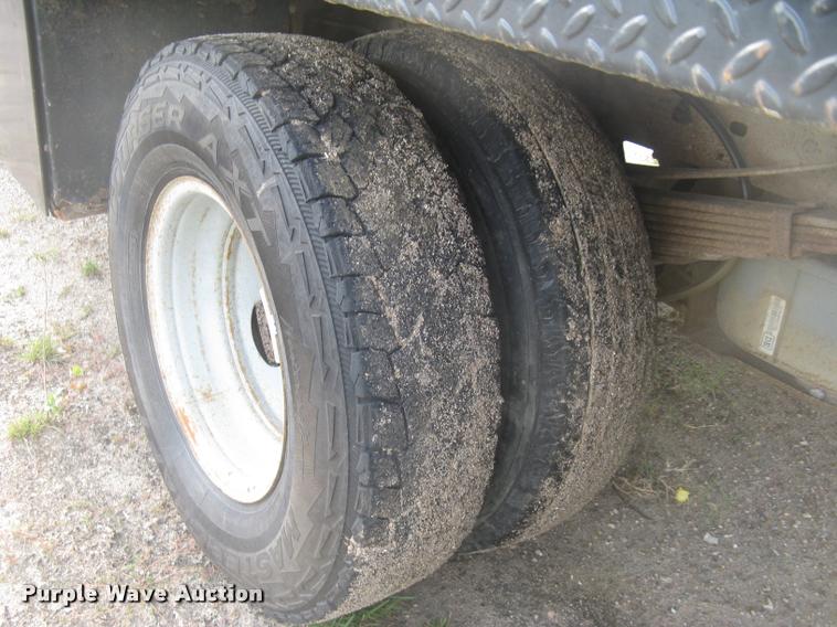 image for item L3903 2004 Ford F350 Super Duty XLT flatbed pickup truck