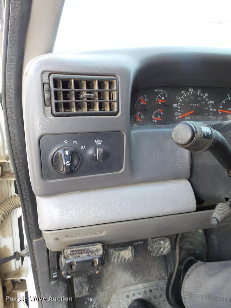 image for item L4100 1999 Ford F550 Super Duty XLT Crew Cab flatbed truck