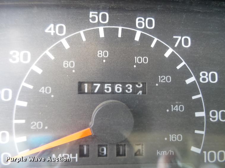 image for item L4100 1999 Ford F550 Super Duty XLT Crew Cab flatbed truck