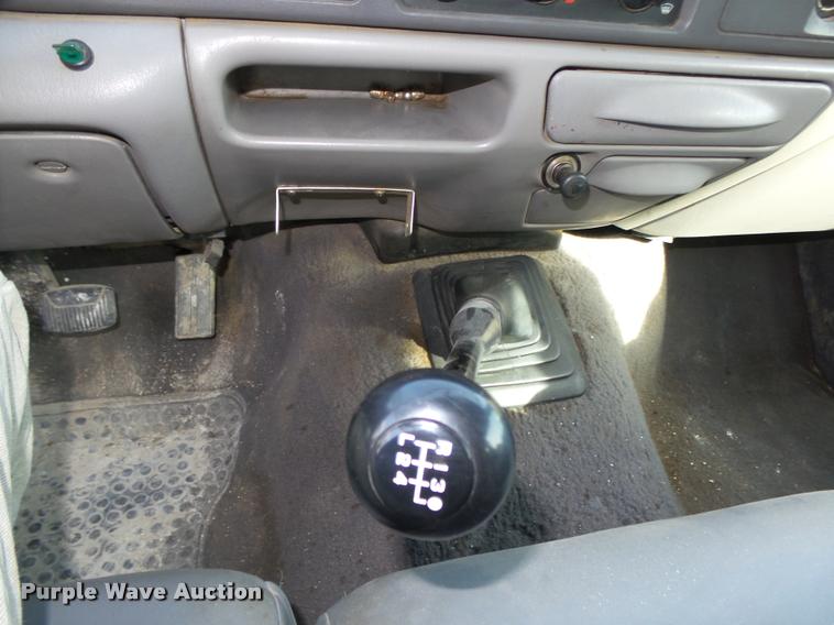 image for item L4100 1999 Ford F550 Super Duty XLT Crew Cab flatbed truck