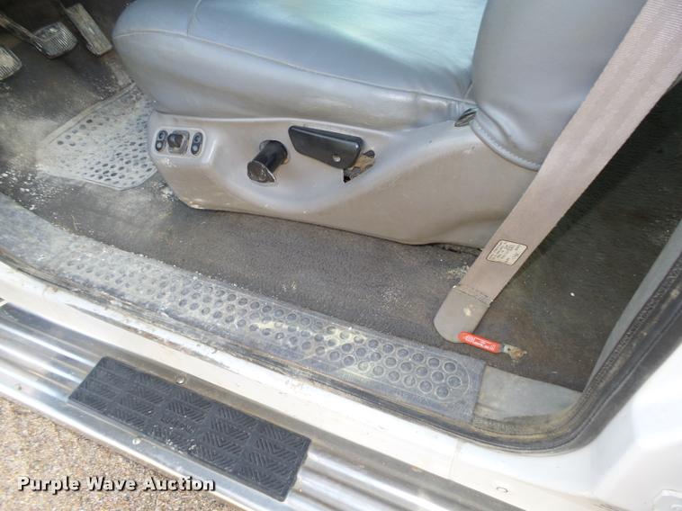 image for item L4100 1999 Ford F550 Super Duty XLT Crew Cab flatbed truck