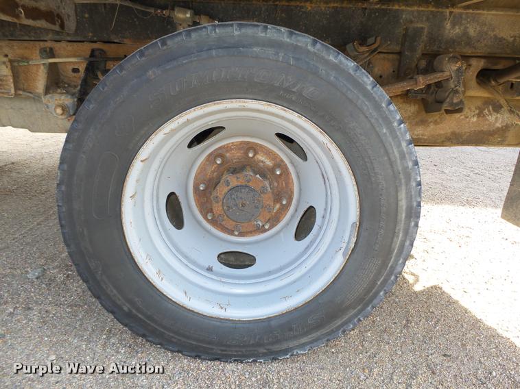 image for item L4100 1999 Ford F550 Super Duty XLT Crew Cab flatbed truck