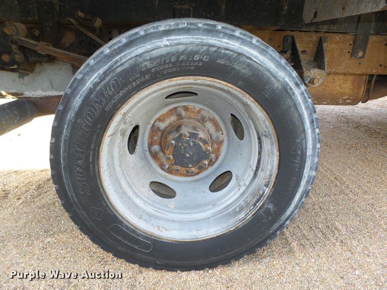 image for item L4100 1999 Ford F550 Super Duty XLT Crew Cab flatbed truck