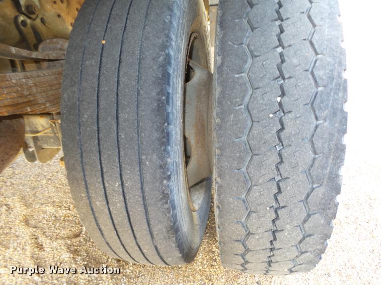 image for item L4100 1999 Ford F550 Super Duty XLT Crew Cab flatbed truck