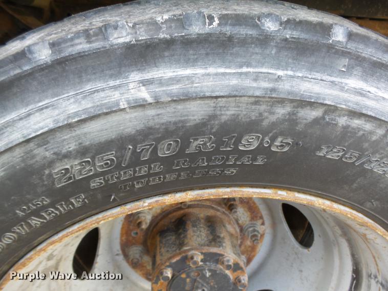 image for item L4100 1999 Ford F550 Super Duty XLT Crew Cab flatbed truck