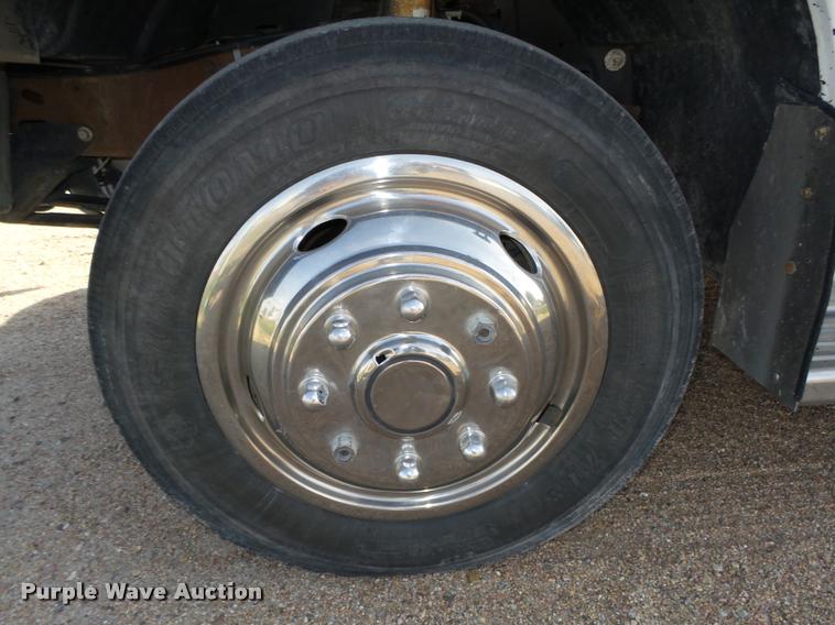 image for item L4100 1999 Ford F550 Super Duty XLT Crew Cab flatbed truck