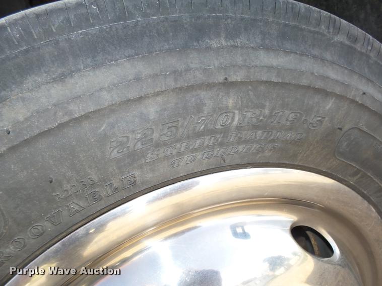 image for item L4100 1999 Ford F550 Super Duty XLT Crew Cab flatbed truck