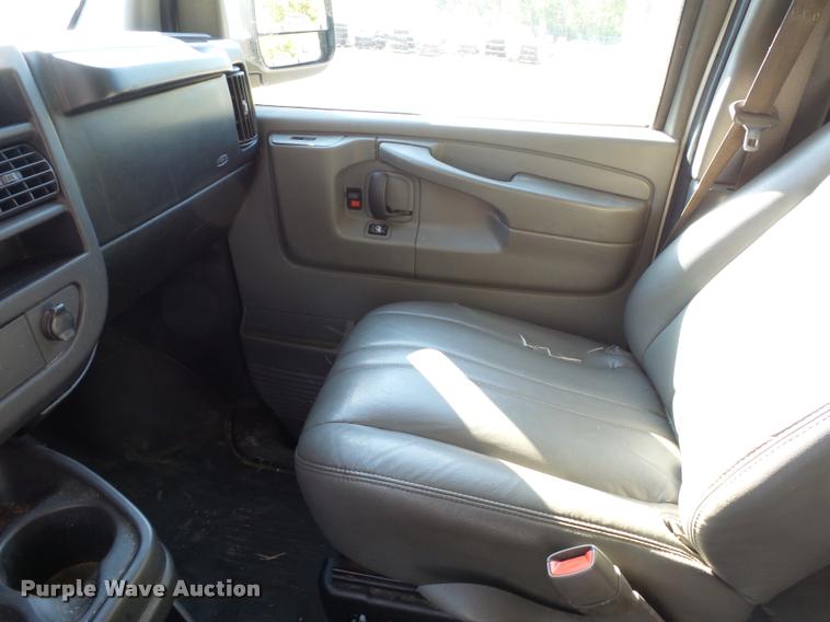 image for item L4359 2008 Chevrolet Express van