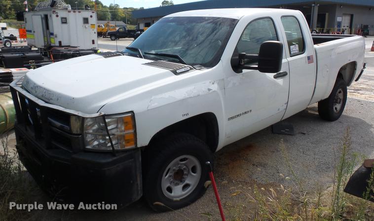 image for item L4366 2007 Chevrolet Silverado 2500 Ext. Cab pickup truck