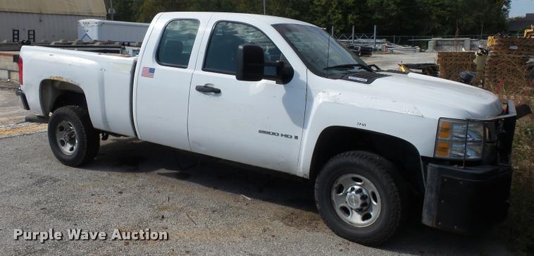 image for item L4366 2007 Chevrolet Silverado 2500 Ext. Cab pickup truck