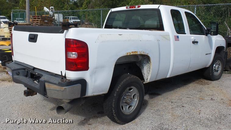 image for item L4366 2007 Chevrolet Silverado 2500 Ext. Cab pickup truck