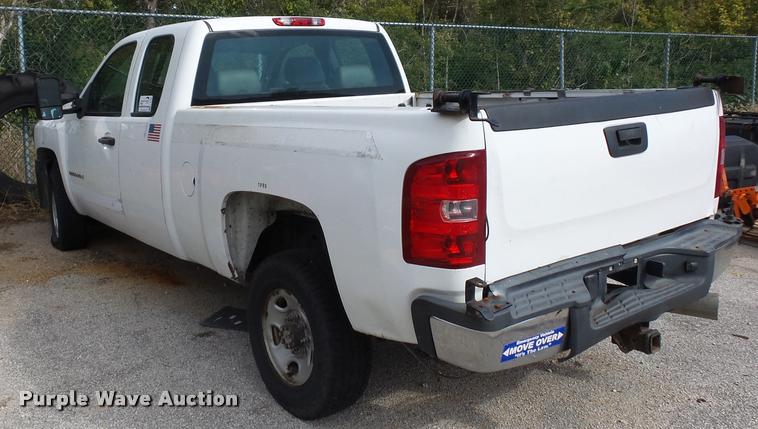 image for item L4366 2007 Chevrolet Silverado 2500 Ext. Cab pickup truck