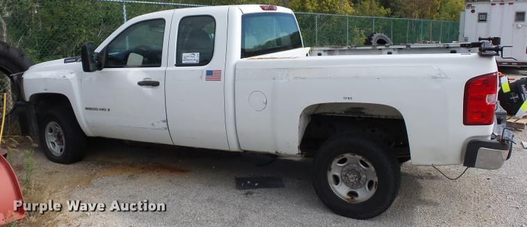 image for item L4366 2007 Chevrolet Silverado 2500 Ext. Cab pickup truck