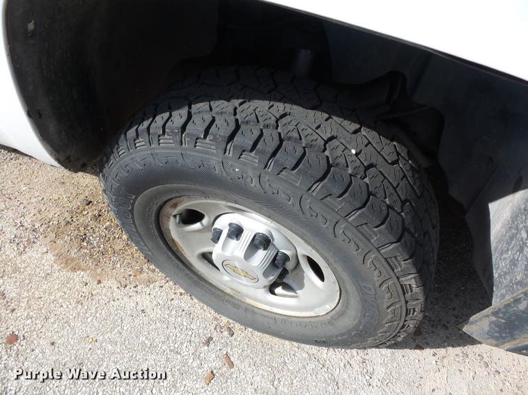 image for item L4366 2007 Chevrolet Silverado 2500 Ext. Cab pickup truck