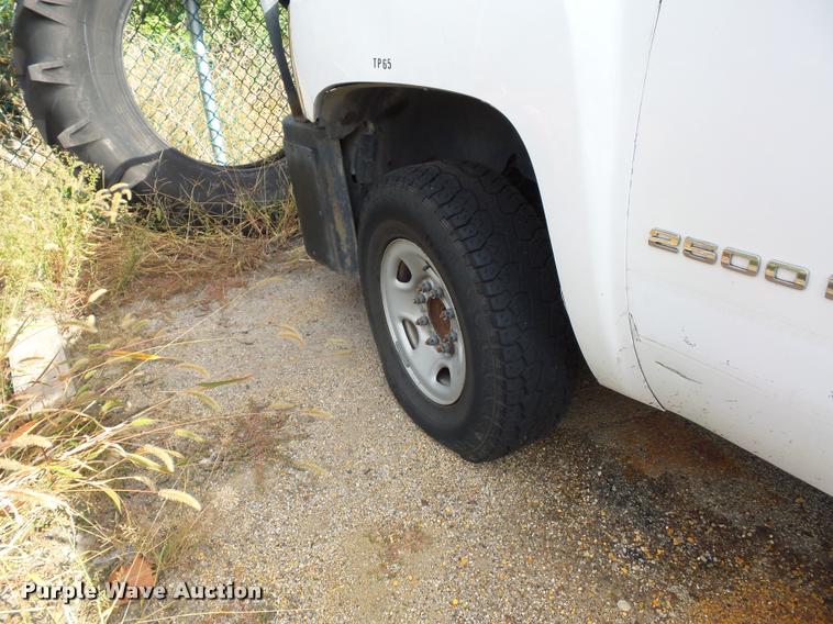 image for item L4366 2007 Chevrolet Silverado 2500 Ext. Cab pickup truck